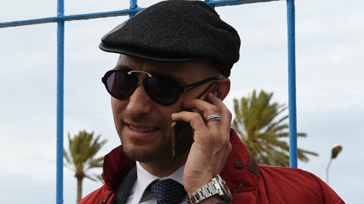    Мужчина разговаривает по телефону© РИА Новости . Наталья Селиверстова