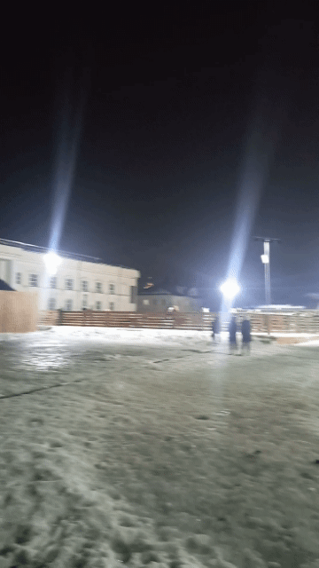 Главная площадь, каток, елка.