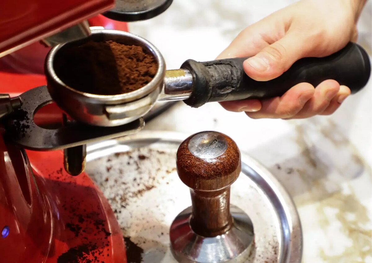 Вещества, содержащиеся в кофе, могут способствовать улучшению функции эндотелия — пласта клеток, которые выстилают внутреннюю поверхность сосудов и определяют их эластичность. Фото: Вячеслав Прокофьев/ТАСС