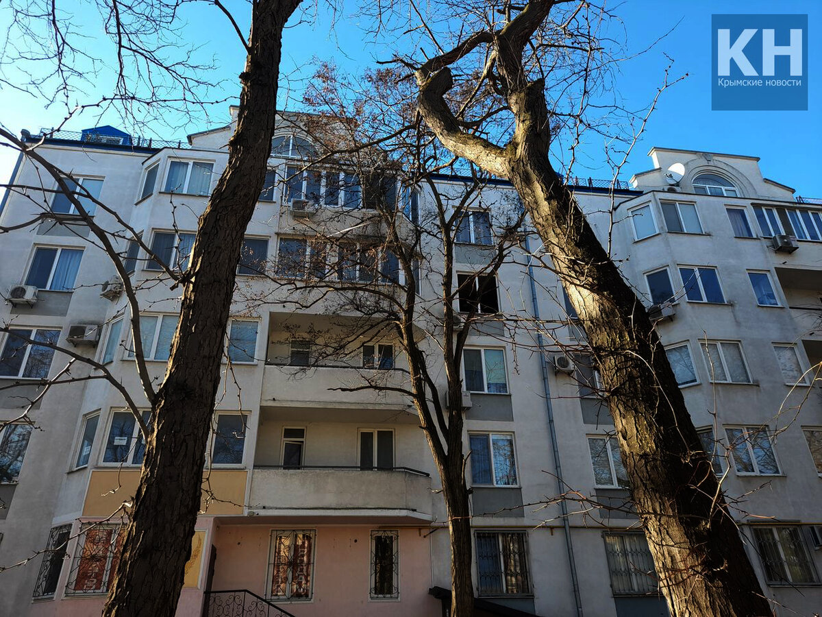 200 метров от порта, ул. Вити Коробкова. Выбиты стекла в нескольких окнах. Листать!