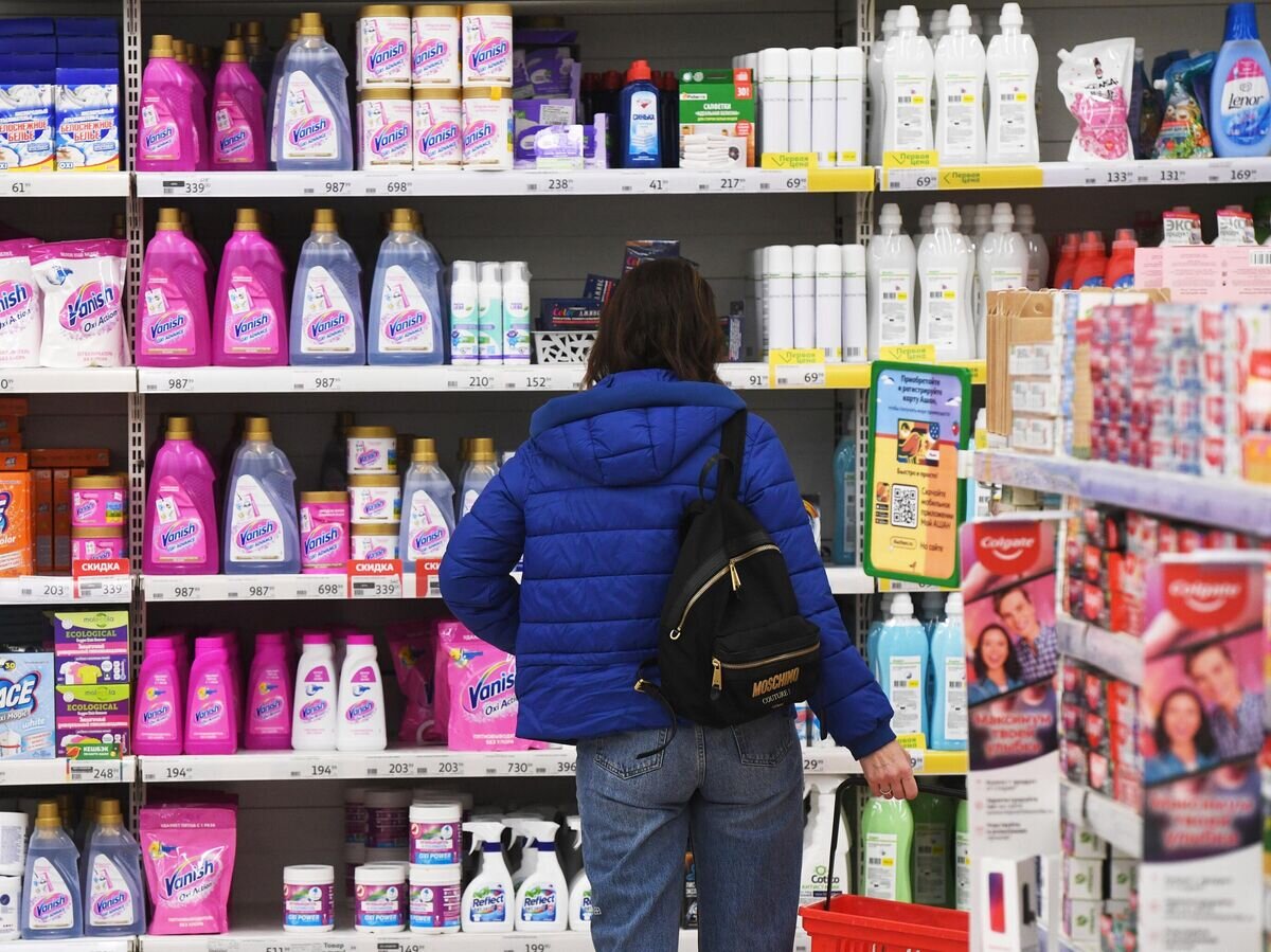    Покупательница в отделе бытовой химии в супермаркете "Ашан Сити" © РИА Новости / Александр Кряжев