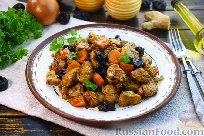 филе индейки, морковь, лук репчатый, чернослив без косточек, имбирь свежий, лимон, масло оливковое, соль, орегано, карри, паприка молотая, перец чёрный молотый