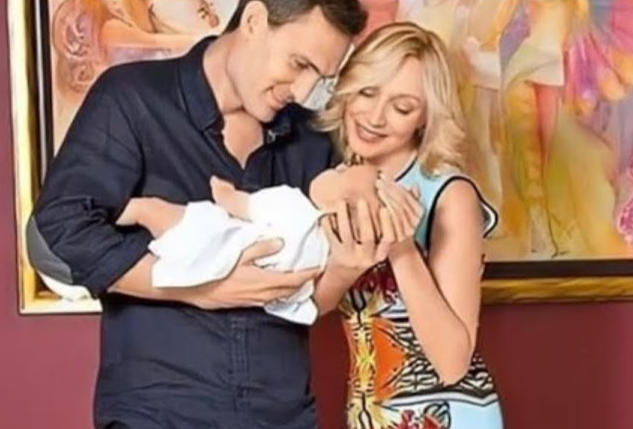 Девочка с родителями