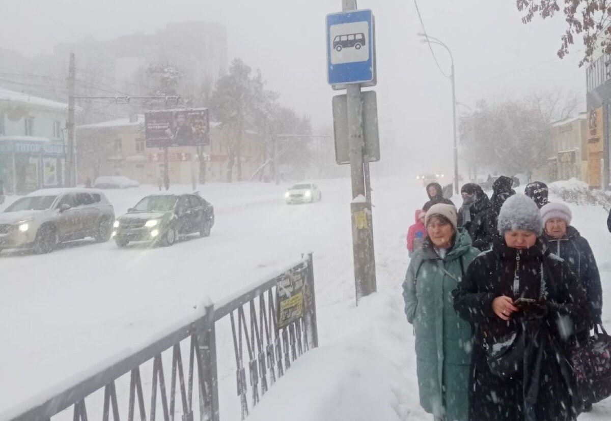 Екатеринбург заметает мощным снегопадом: транспорт стоит в пробках, люди  ковыляют пешком | УРАЛИТИ | Дзен