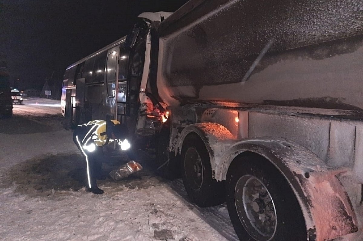    На Урале водитель рейсового автобуса погиб в столкновении с грузовиком