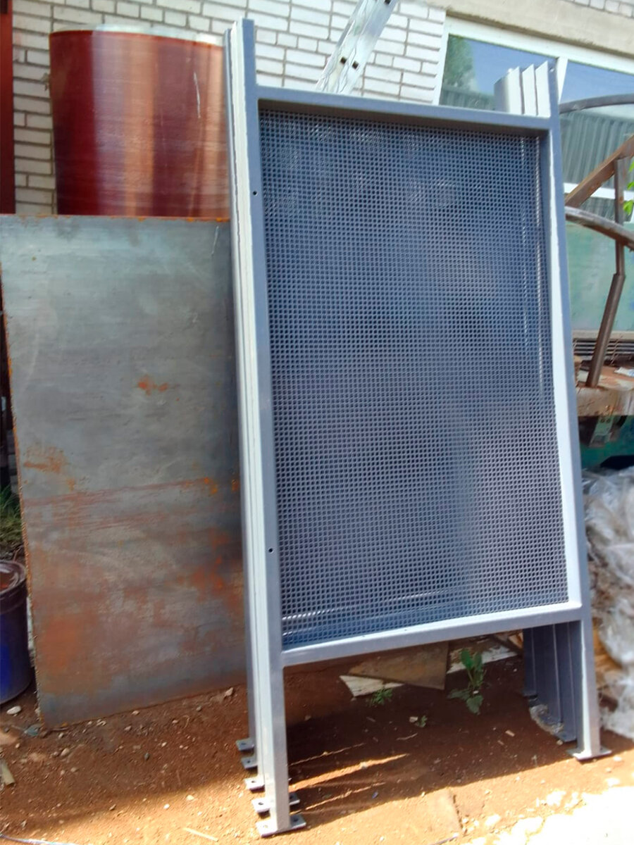 Боковые панели, в которые интегрированы крепления для ножек