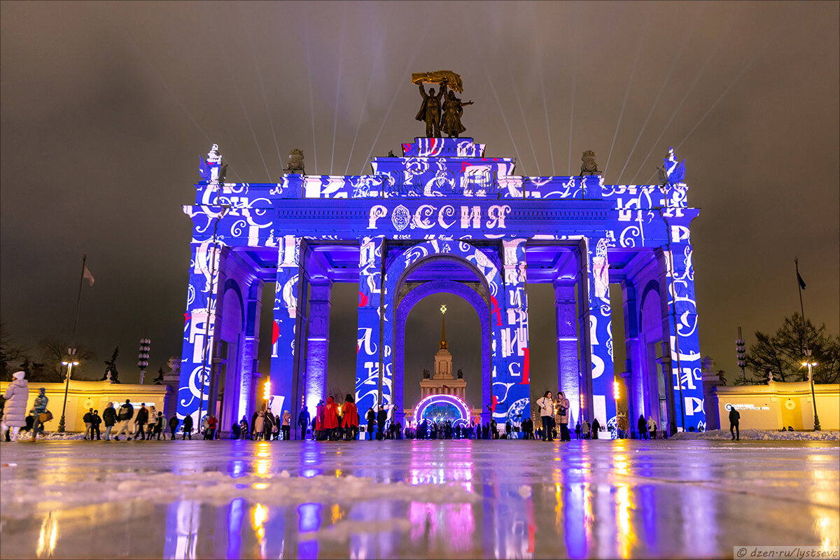 На главных воротах по вечерам дают световое шоу.