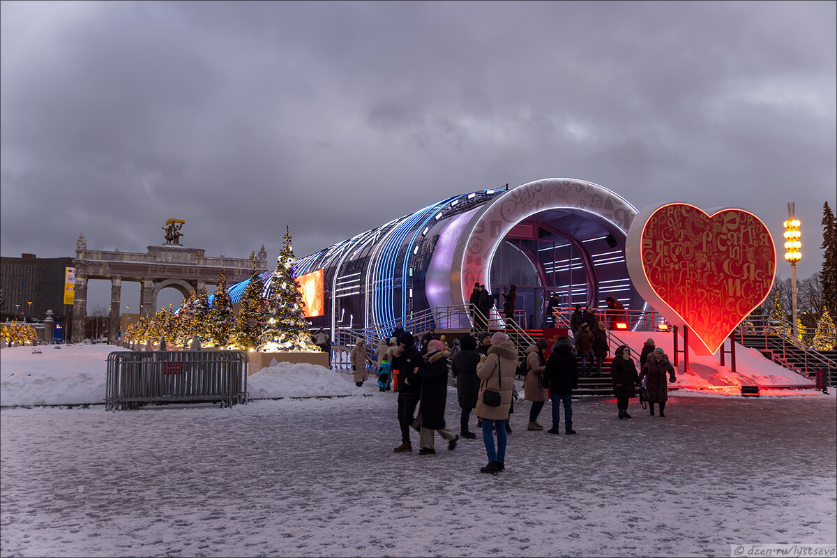 Павильон А "Галерея Достижения России" выглядит как светящийся тоннель и в нём участники выставки не представлены.