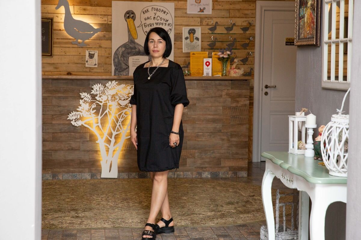 Светлана Брагина в своей гостинице "Серый гусь" в Сочи