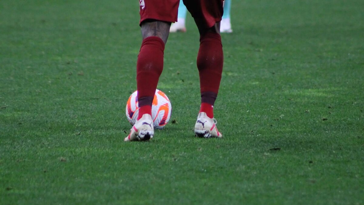     Медиафутбол — отдельный вид футбола, который создали блогеры. Изначально там действительно играли селебрити: певец T-Killah, комики Азамат Мусагалиев и Денис Дорохов, журналист Дмитрий Егоров.