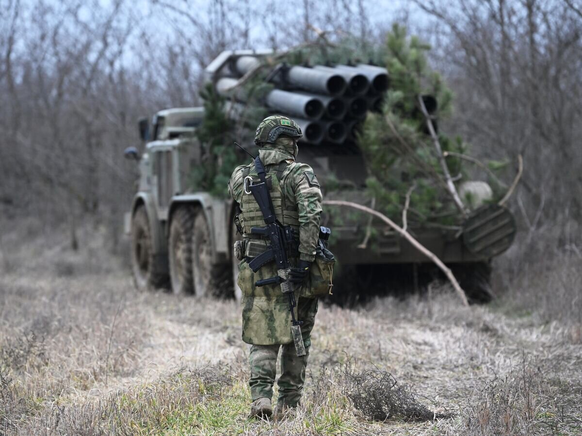 Военнослужащий артиллерийского расчета реактивной системы залпового огня (РСЗО) "Ураган" вооруженных сил РФ работает по позициям ВСУ в южном секторе СВО© РИА Новости / Алексей Майшев