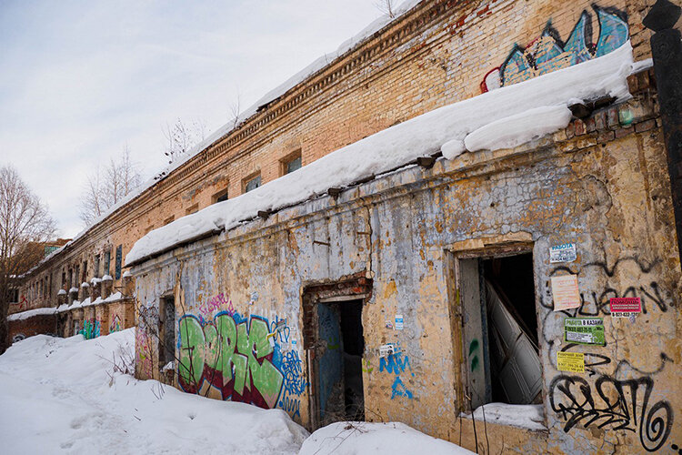    Площадь здания — 2,3 тыс. «квадратов». Из-за плачевного состояния сам по себе объект «недорогой», за «квадрат» можно было просить 30–50 тыс. рублей, говорят опрошенные эксперты недвижимости Фото: «БИЗНЕС Online»