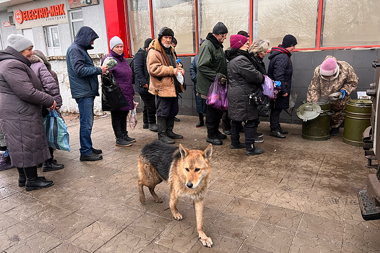    Центр выдачи гуманитарной помощи, который мы посетили, находится в одном из центральных районов Лисичанска