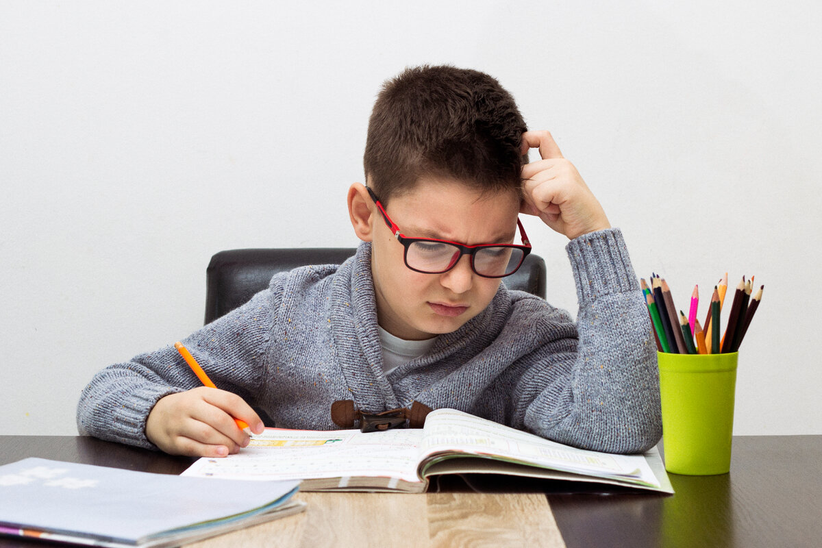 Didn t do homework. Современный ученик. Мальчик учится. Ребенок за уроками. Мальчик делает домашнюю работу