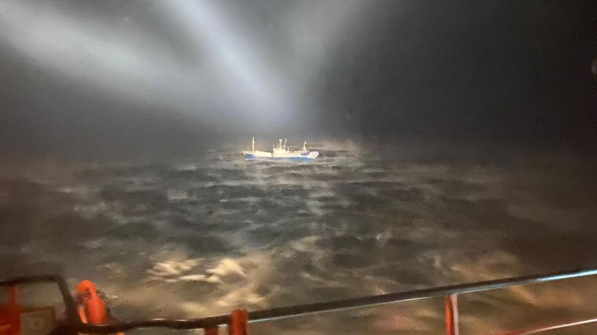     Благодаря совместной операции Пограничного управления ФСБ по Приморскому краю, МСКЦ Владивосток и спасателей Приморского филиала ФГБУ «Морспасслужба», спасены граждане Российской Федерации, находившиеся в открытом море.