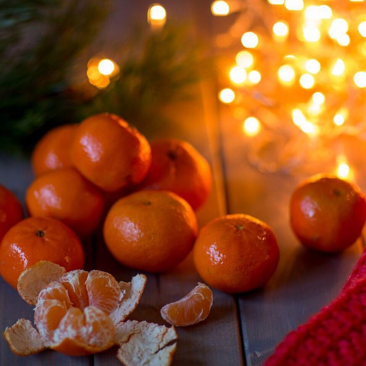 Праздничные мандарины. Мандаринки новый год. Мандариновое настроение. Мандарины новый год. Оранжевый фрукт.