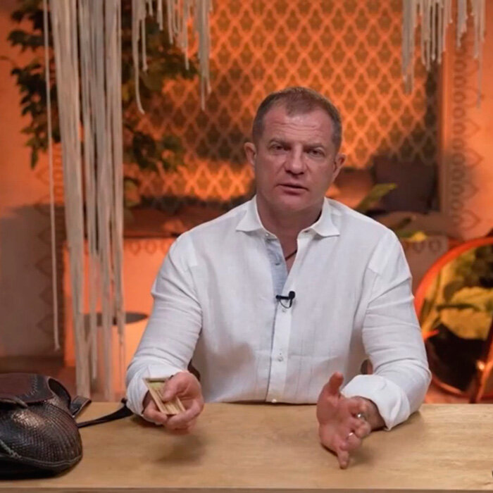 Бывший депутат Законодательного собрания Иркутской области и бизнесмен Евгений Бакуров записал на видео исповедь о том, как стал миллионером. При этом, он решил еще и стать коучем, и в течение 25 минут учит людей зарабатывать деньги. Видео недавно было опубликовано в телеграм-канале «Братчане».