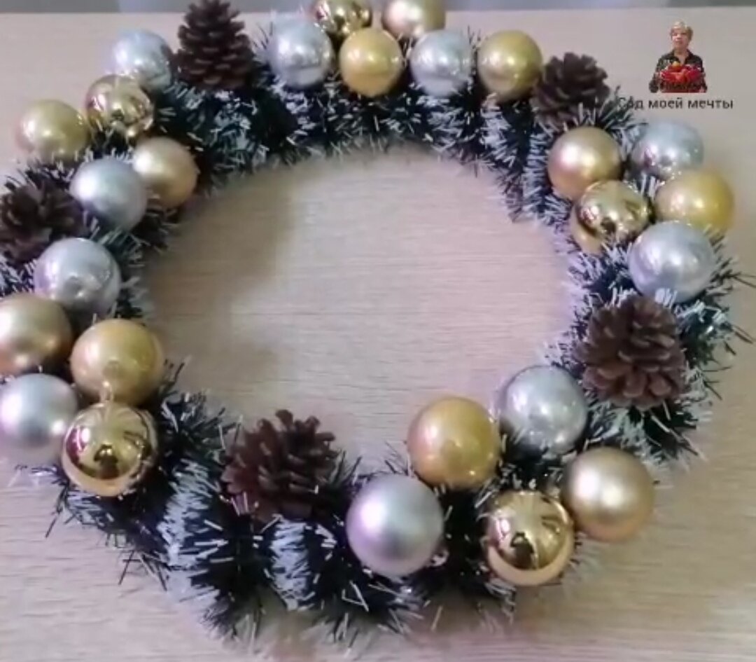 Новогодний венок из бюджетных материалов