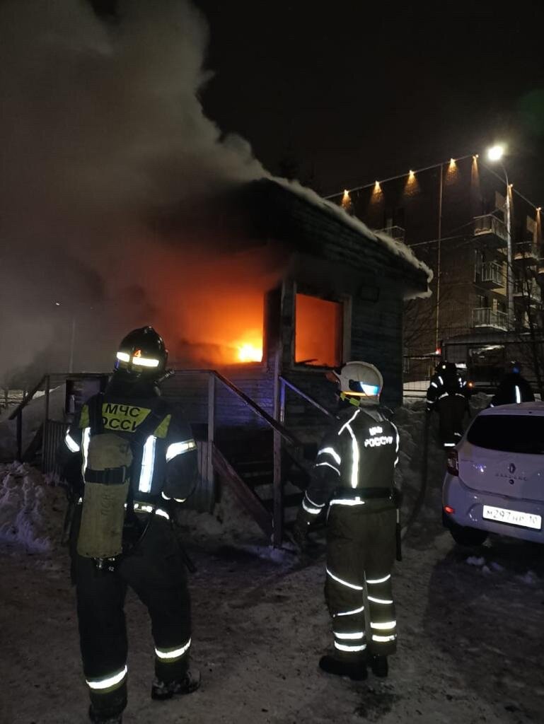 Утром в центре Петрозаводска горела будка охранника на автостоянке |  Столица на Онего - новости Петрозаводска и Карелии | Дзен