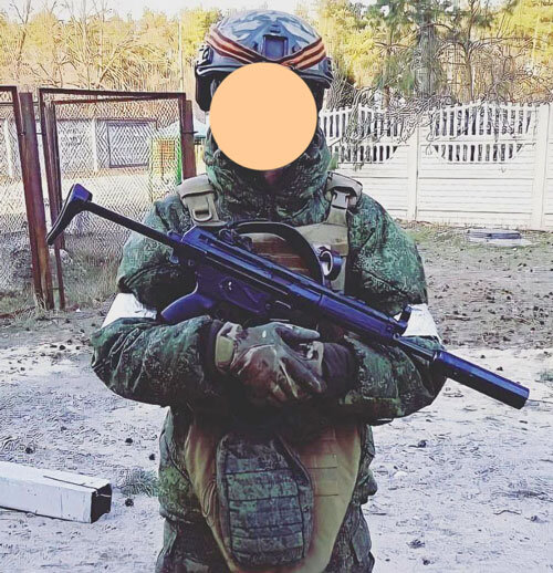 Боец ВДВ с трофейным пистолетом-пулемётом (фото из открытых источников)