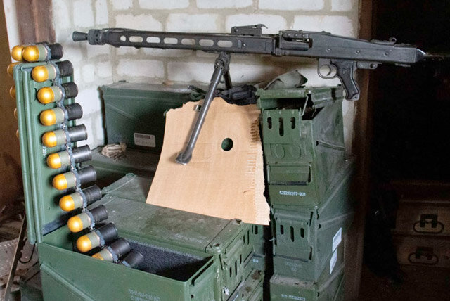 Трофеи. Выстрелы для автоматического гранатомёта стандарта НАТО 40х53, а также немецкий пулемёт MG-42/59 (фото из открытых источников)