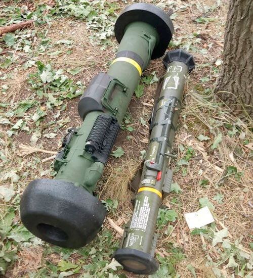 Ещё один трофейный AT4 (справа) и пресловутый «Джавелин» (слева), без пускового устройства (фото из открытых источников)