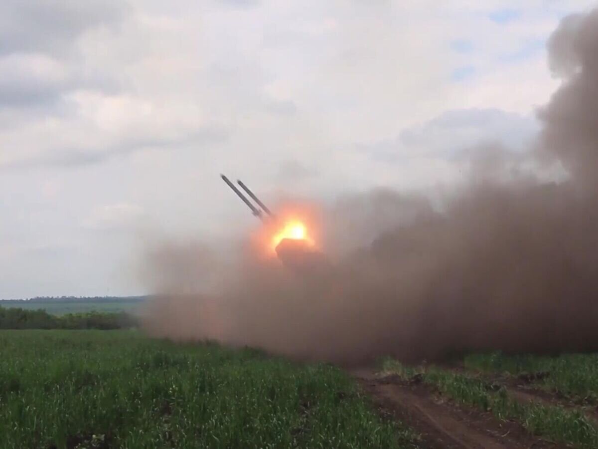    Работа расчетов огнеметных систем ТОС -1А "Солнцепек". Стоп-кадр с видео© РИА Новости / Пресс-служба Минобороны РФ