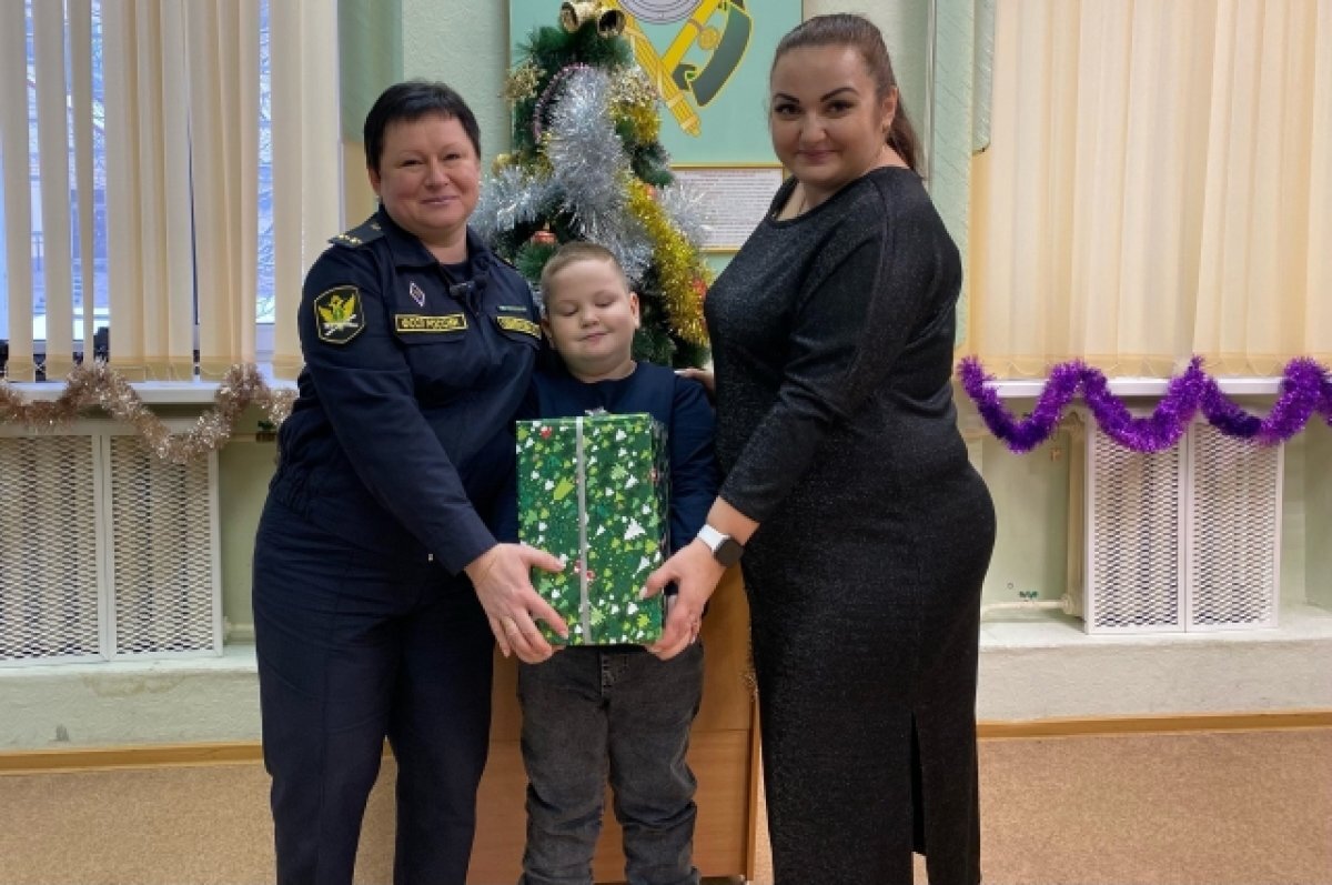    В Твери судебные приставы осуществили мечту семилетнего мальчика