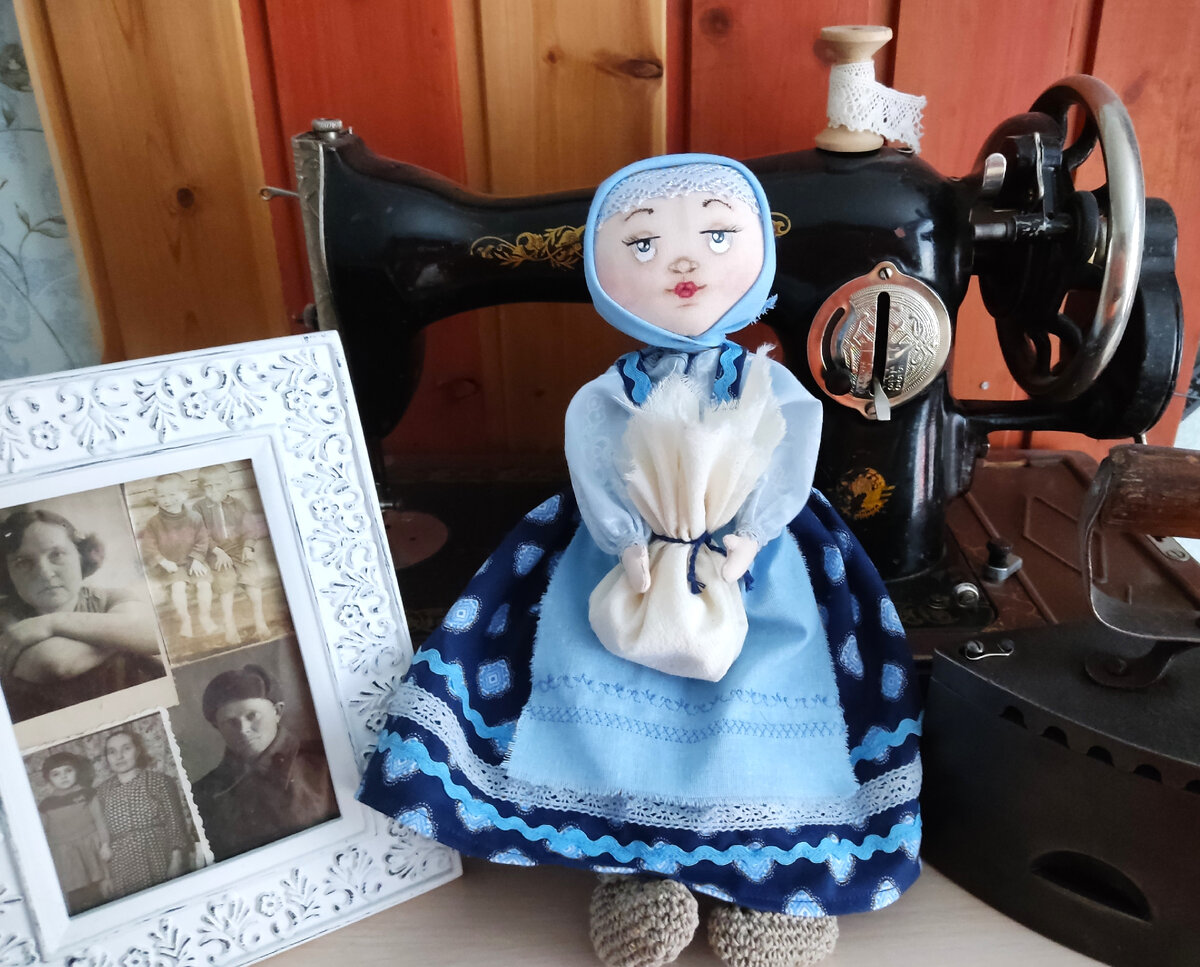 Маняша ещё позирует у меня на комоде