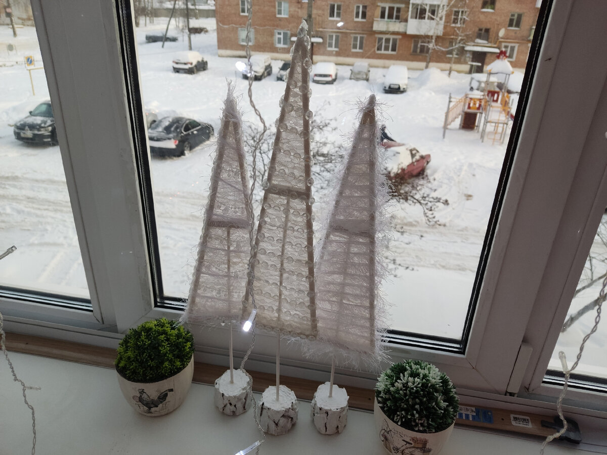 деревянные шпажки, картон, кружево и акриловые бусы из Фикспрайса - всё перемешать и получаются ёлочки)))