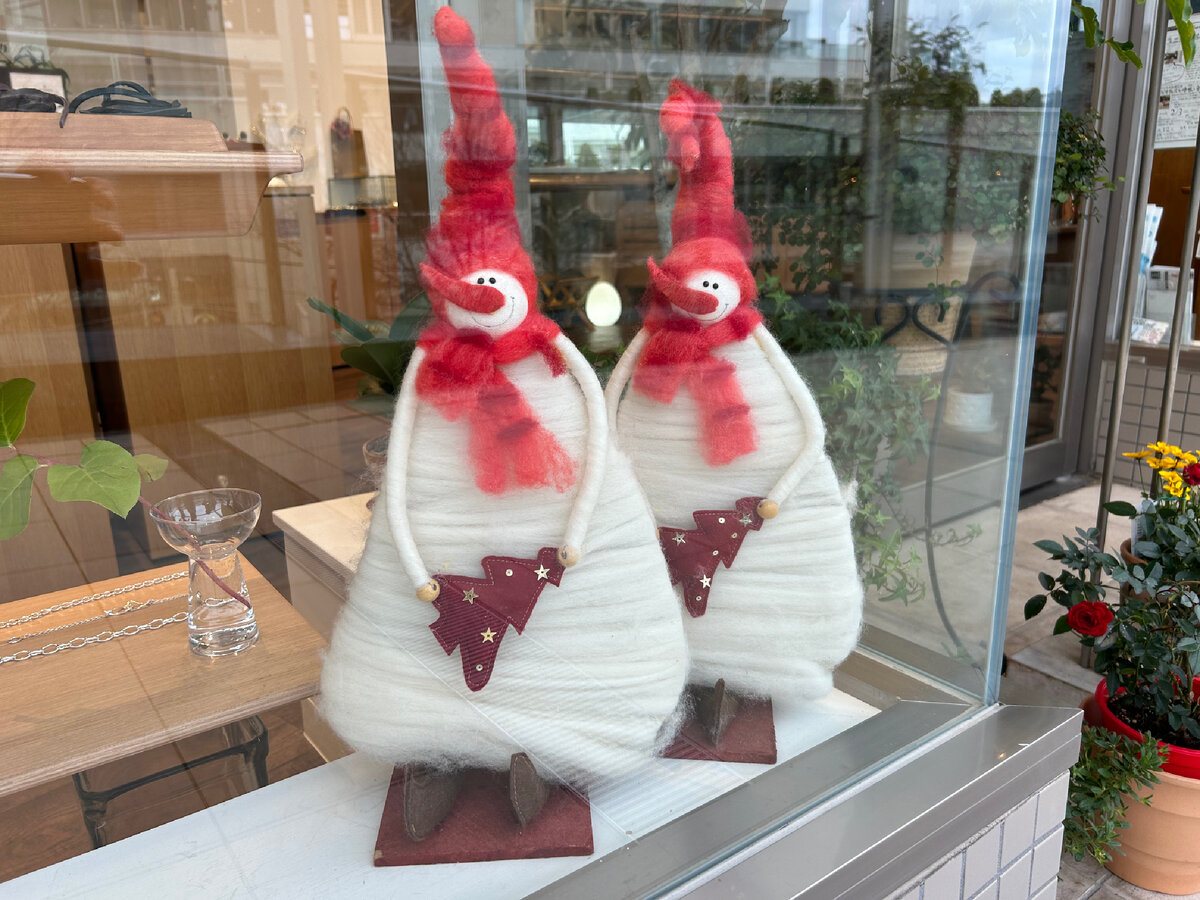 Сняла это в рождественской Японии. Пусть в этой статье они олицетворяют нашу японо-русскую парочку с мужем и создают для нас новогоднее настроение)