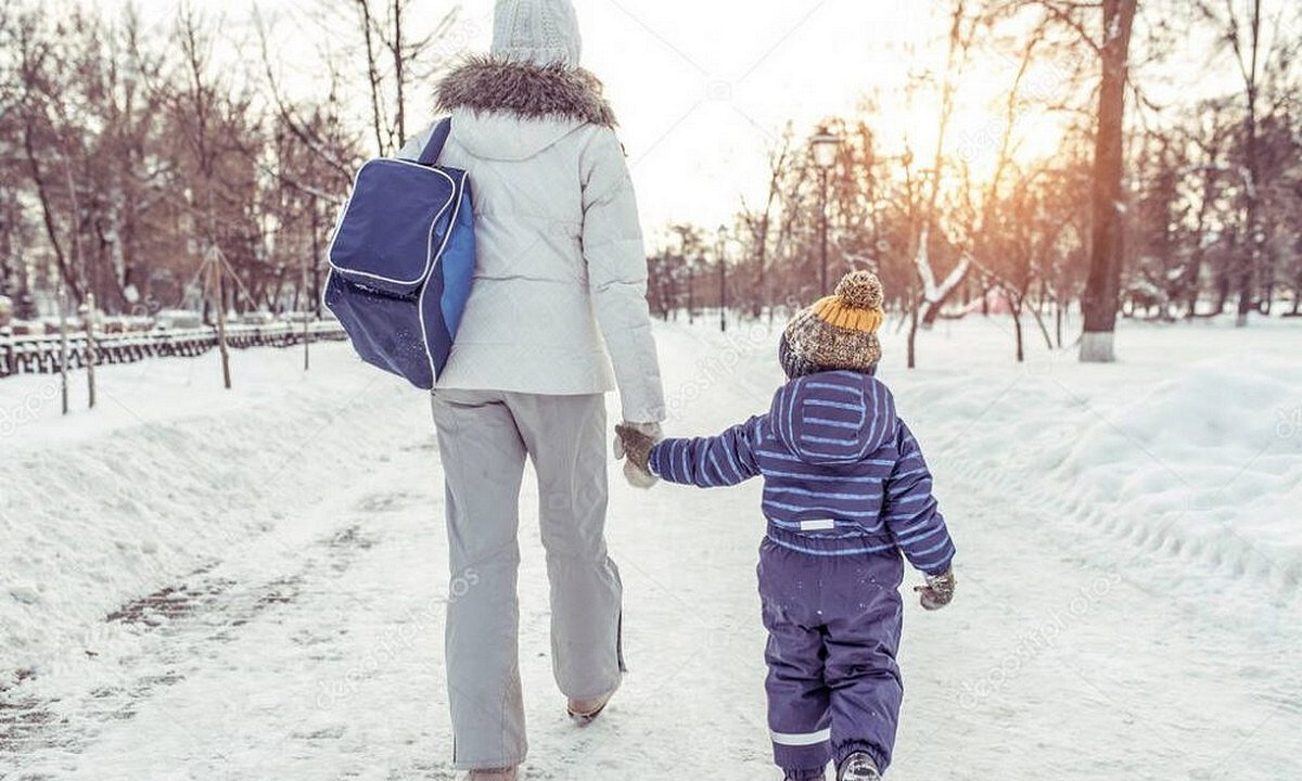 Прогулка дети зима. Дети на прогулке зимой. Девушка с ребенком зимой. Мама с ребенком зимой. Никуда гулять