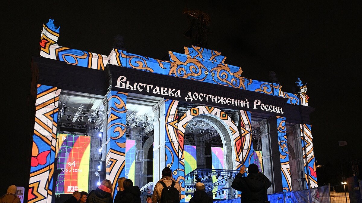    8548002 02.11.2023 Световая инсталляция главной арки на ВДНХ перед открытием Международной выставки-форума "Россия". 4 ноября 2023 года на территории ВДНХ откроется Международная выставка-форум "Россия", где будут представлены все 89 субъектов Российской Федерации. Кирилл Зыков / Фотохост-агентство РИА Новости