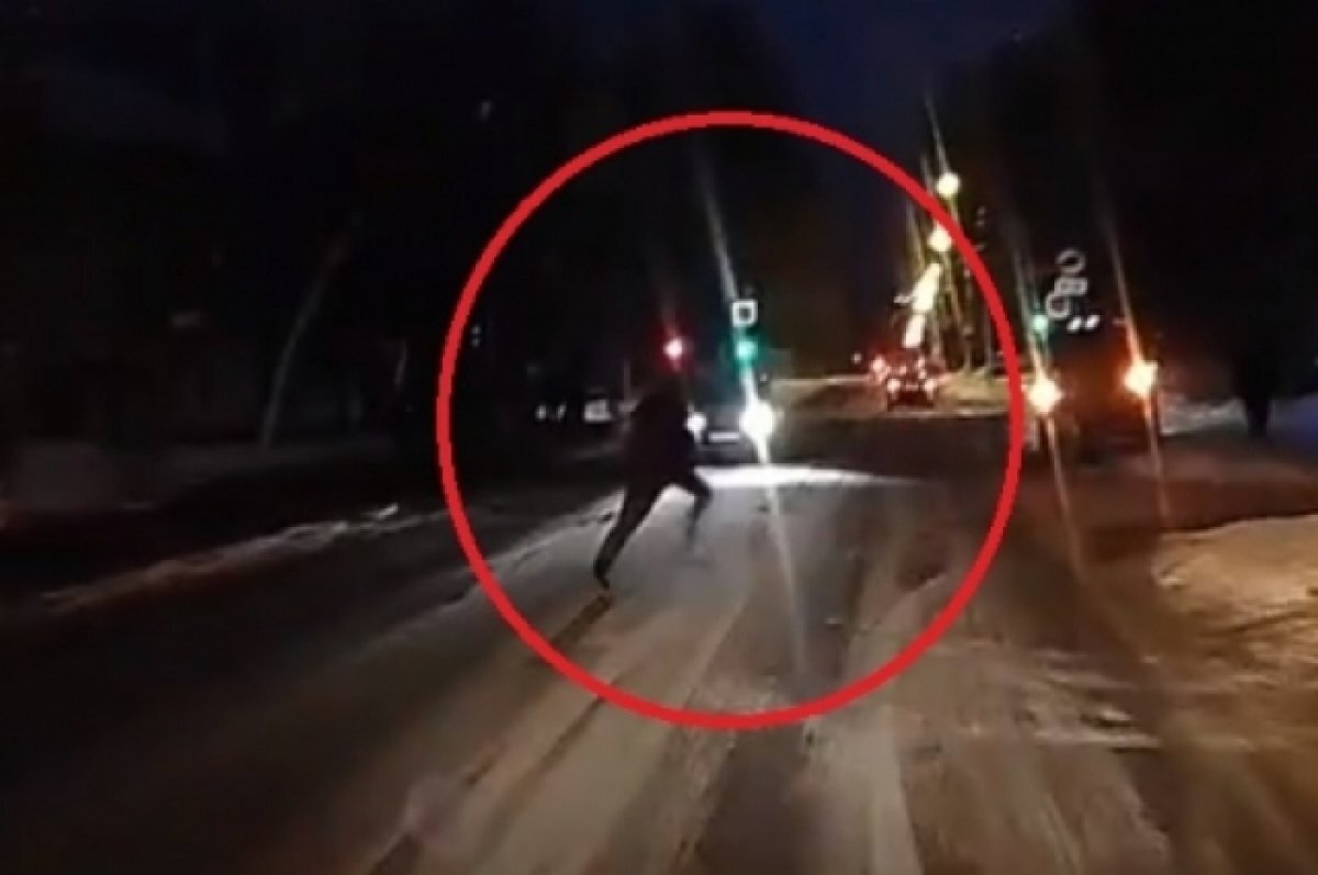    В Твери на видео попал подросток, который выбежал на дорогу перед машиной