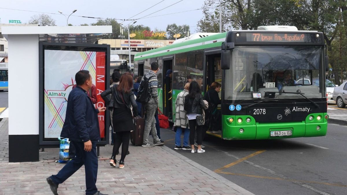 Власти сообщают, что поездки в общественном транспорте в Алматы выгоднее,  чем на личном авто | Bizmedia.kz | Дзен