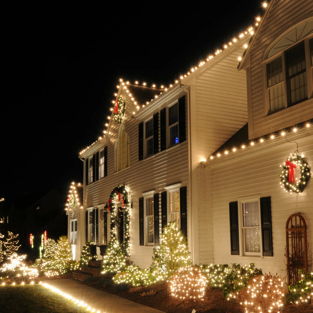 Украшения дома снаружи. Новогоднее украшение дома снаружи. Фасадное освещение. Светодиод для подсветки фасада. Украшение дома гирляндами снаружи.