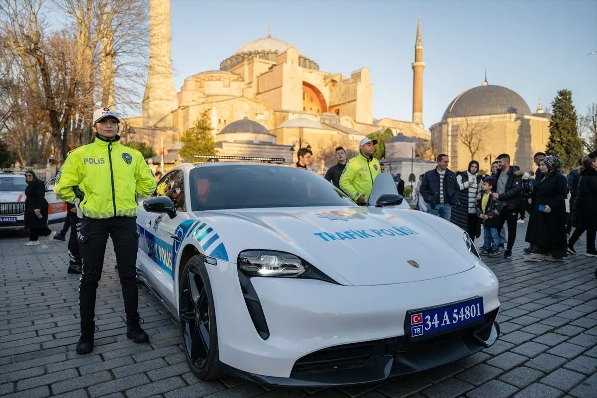 Дорожная полиция Стамбула пересела на Bentley и Ferrari | Турецкий Дневник  | Дзен