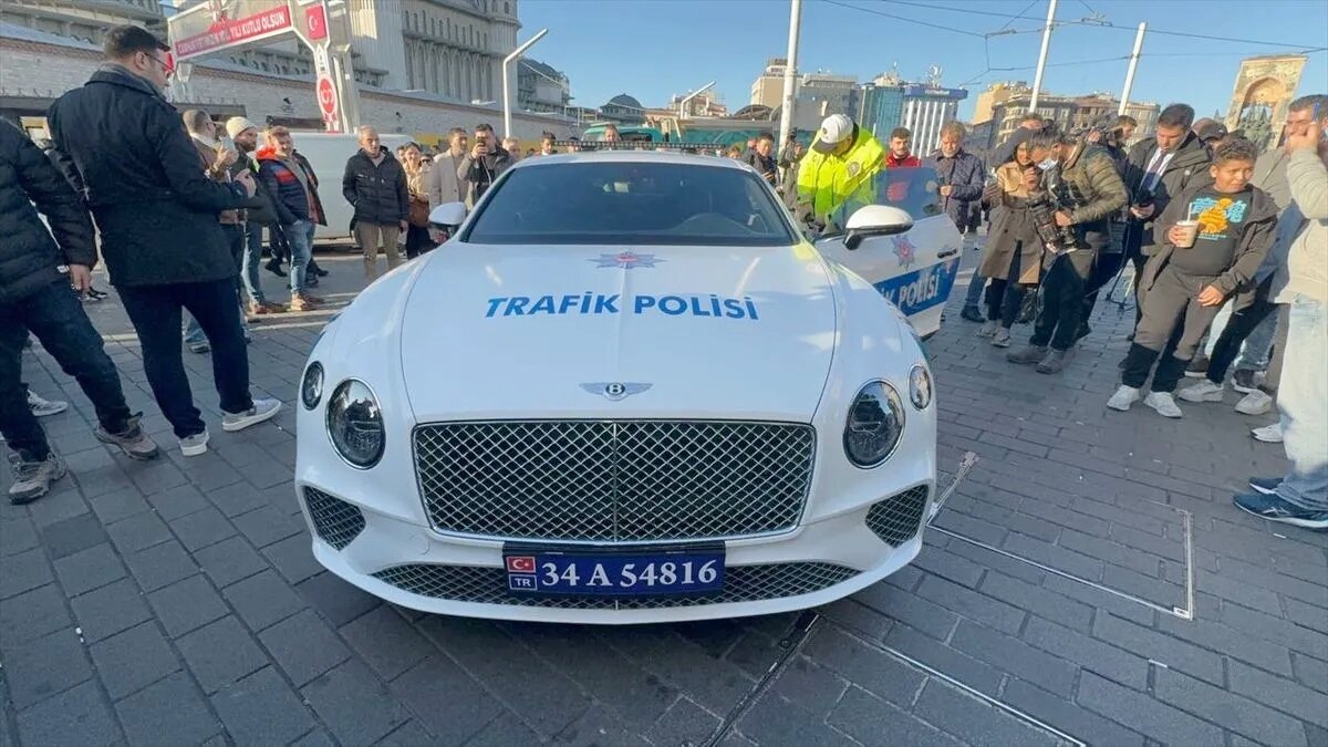 Дорожная полиция Стамбула пересела на Bentley и Ferrari | Турецкий Дневник  | Дзен