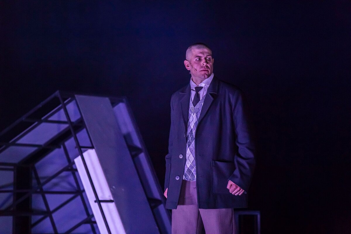 Андрей Школдыченко в роли Владимира Маяковского.