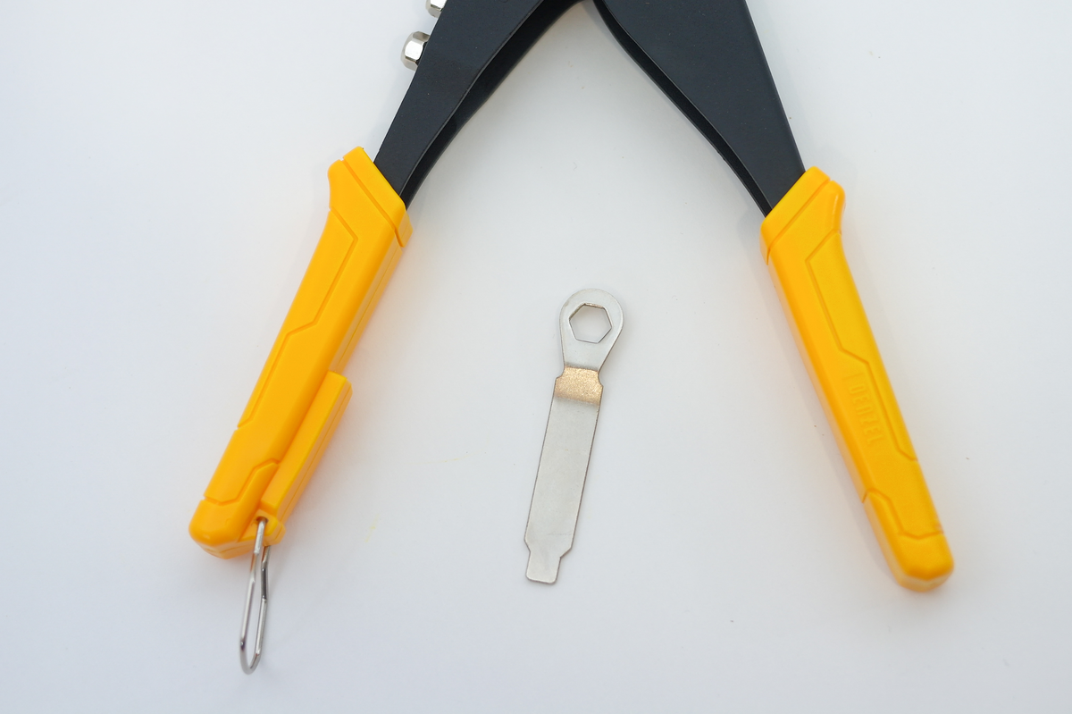 Сегодня мы познакомимся с двумя моделями линейки ручных заклепочников Denzel: Поворотный заклепочник (40442) Удобный ручной заклепочник Denzel поставляется в блистерной упаковке, вкладыш которой...-5