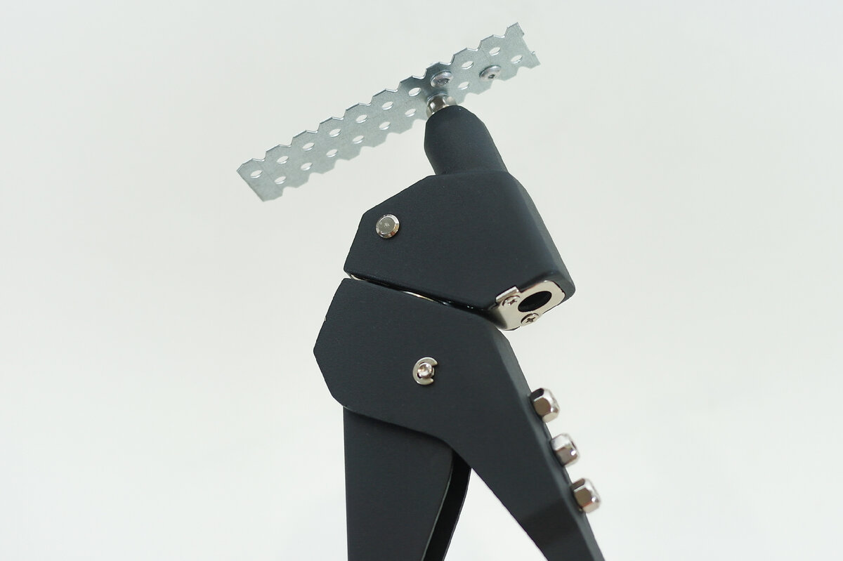 Сегодня мы познакомимся с двумя моделями линейки ручных заклепочников Denzel: Поворотный заклепочник (40442) Удобный ручной заклепочник Denzel поставляется в блистерной упаковке, вкладыш которой...-8