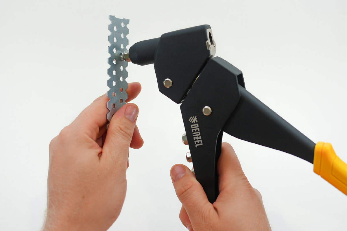 Сегодня мы познакомимся с двумя моделями линейки ручных заклепочников Denzel: Поворотный заклепочник (40442) Удобный ручной заклепочник Denzel поставляется в блистерной упаковке, вкладыш которой...-9