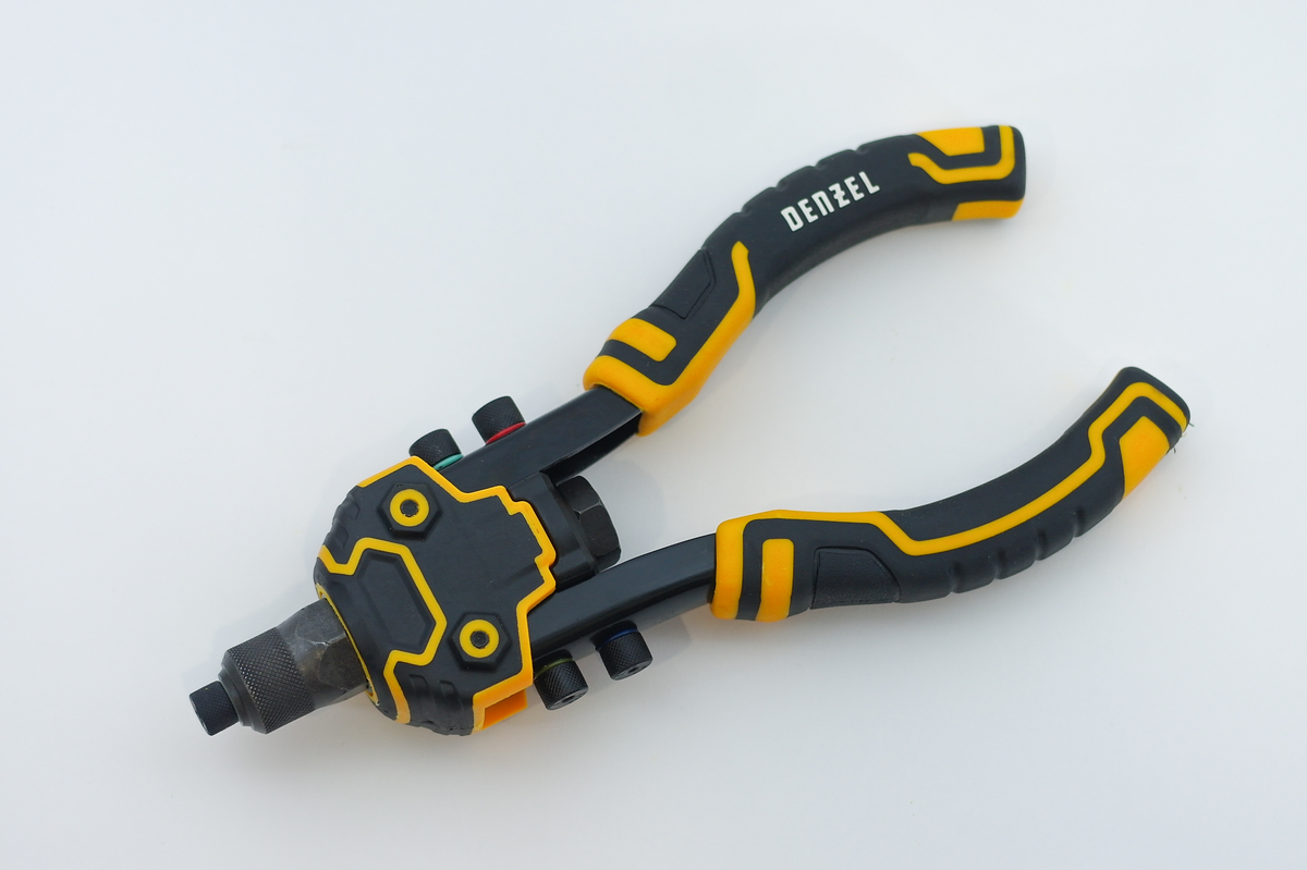 Сегодня мы познакомимся с двумя моделями линейки ручных заклепочников Denzel: Поворотный заклепочник (40442) Удобный ручной заклепочник Denzel поставляется в блистерной упаковке, вкладыш которой...-10-2