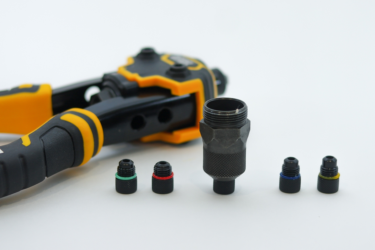 Сегодня мы познакомимся с двумя моделями линейки ручных заклепочников Denzel: Поворотный заклепочник (40442) Удобный ручной заклепочник Denzel поставляется в блистерной упаковке, вкладыш которой...-11