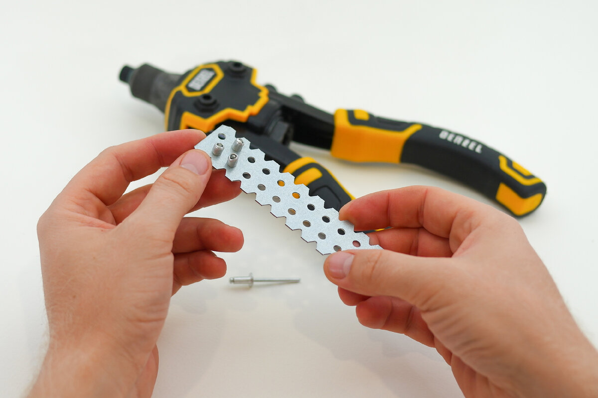 Сегодня мы познакомимся с двумя моделями линейки ручных заклепочников Denzel: Поворотный заклепочник (40442) Удобный ручной заклепочник Denzel поставляется в блистерной упаковке, вкладыш которой...-17-2