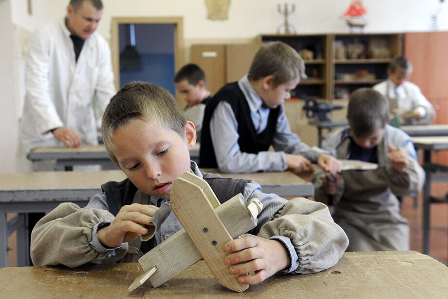 Ради возвращения уроков труда придётся пересмотреть школьные программы. Время на них будет выкраиваться за счёт сокращения часов, отведённых на другие предметы. Фото: Виктор Драчев/ТАСС