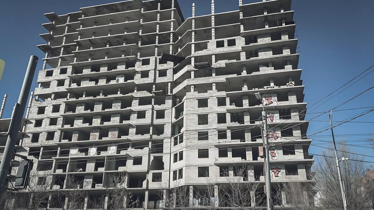     В марте этого года 28-летний мужчина выполнял гидроизоляцию. Вследствие падения с большой высоты тюменец получил множественные травмы: переломы позвоночника, ног и лонного сочленения.