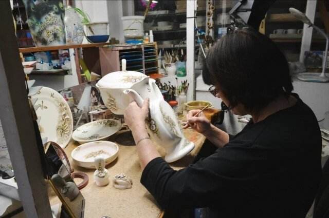    Все изделия от начала и до конца изготавливают вручную. Именно руки мастеров и делают их уникальными. Фото:  АиФ/ Максим Соколовский