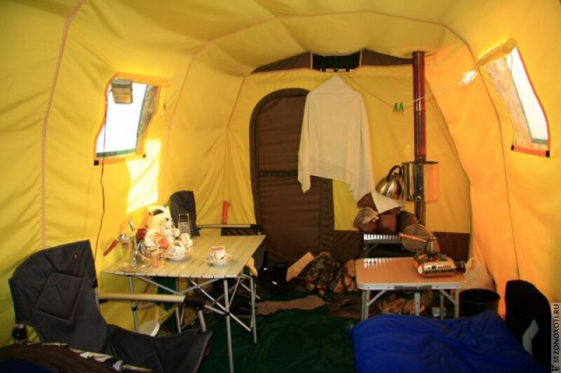 Ловля в палатке. Палатка внутри. Оборудование зимней палатки для рыбалки. Уютная палатка. Печка в палатку для зимней рыбалки.
