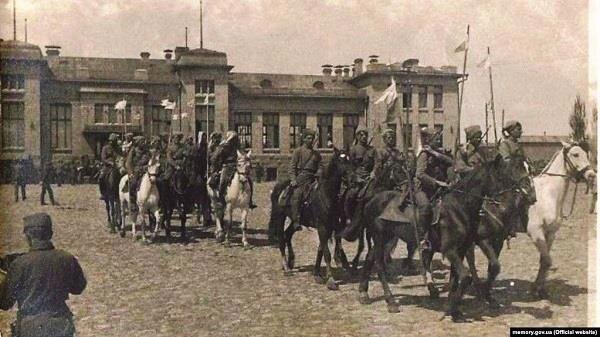 1-й Запорожский пеший полк имени гетмана Дорошенко армии УНР вступает в Бахмут, апрель 1918 года.